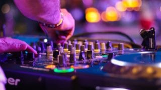 令和 カップルで聴きたいおすすめ曲30選 恋人と好きな音楽を共有しよう